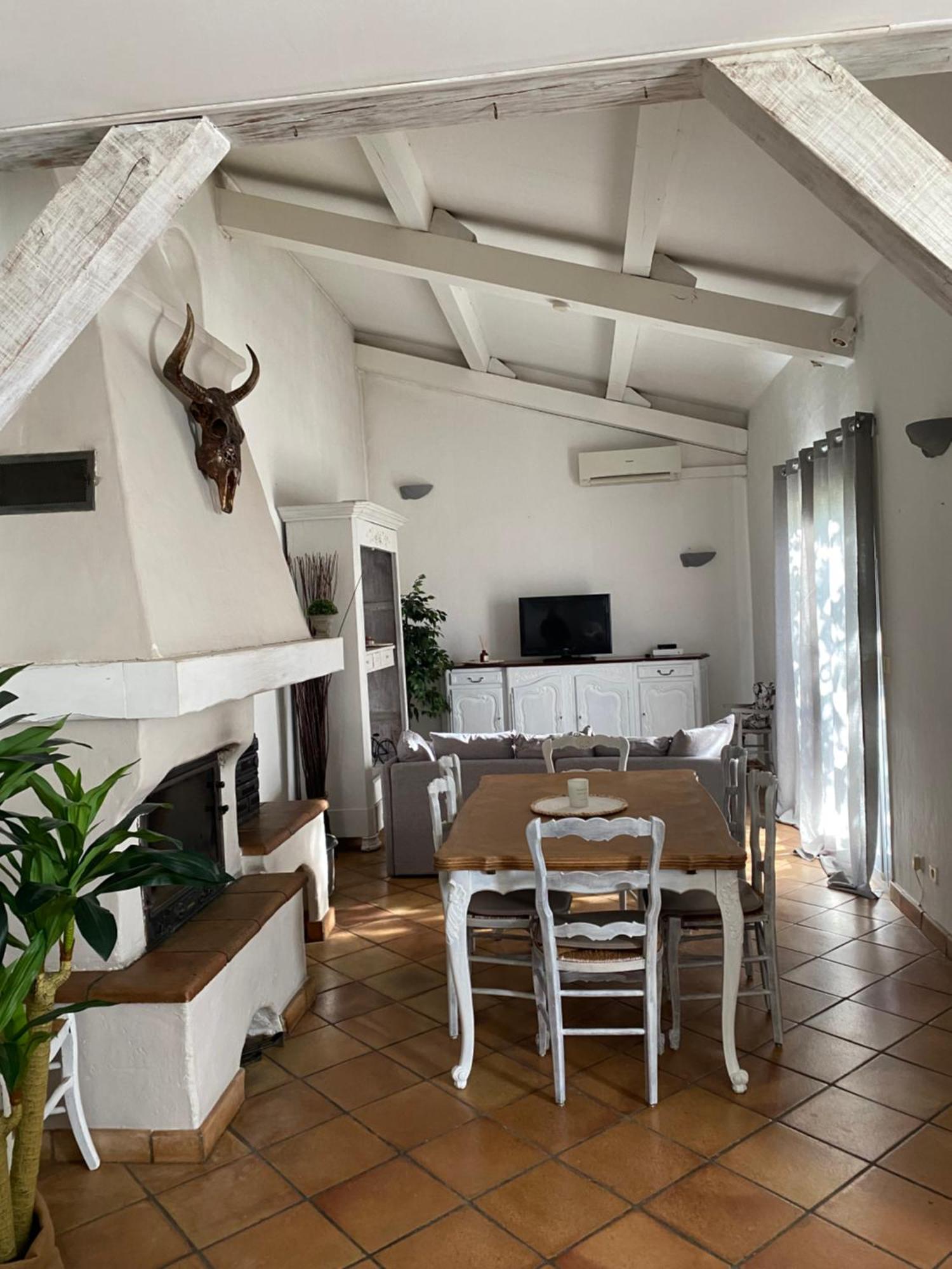 Maison Dans Village Calme Arles Exterior foto